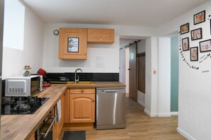 Fridge, microwave, oven, stovetop - Holiday Home 'Charming House in Saint Béron' with Mountain View, Wi-Fi and Air Conditioning (Saint-Béron)