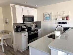 Fridge, microwave, oven, stovetop - Firepit/BBQ, Minutes to Beach & Park - Deja Blu II (Cape Charles)
