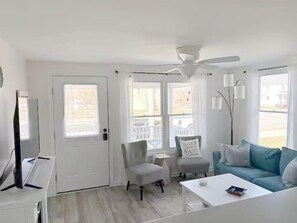 TV, fireplace, offices - Firepit/BBQ, Minutes to Beach & Park - Deja Blu II (Cape Charles)