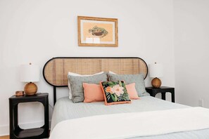 4 slaapkamers, een bureau, een strijkplank/strijkijzer, wifi