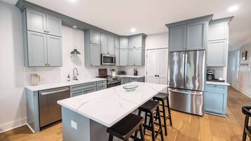 Frigorifero, microonde, forno, piano cottura