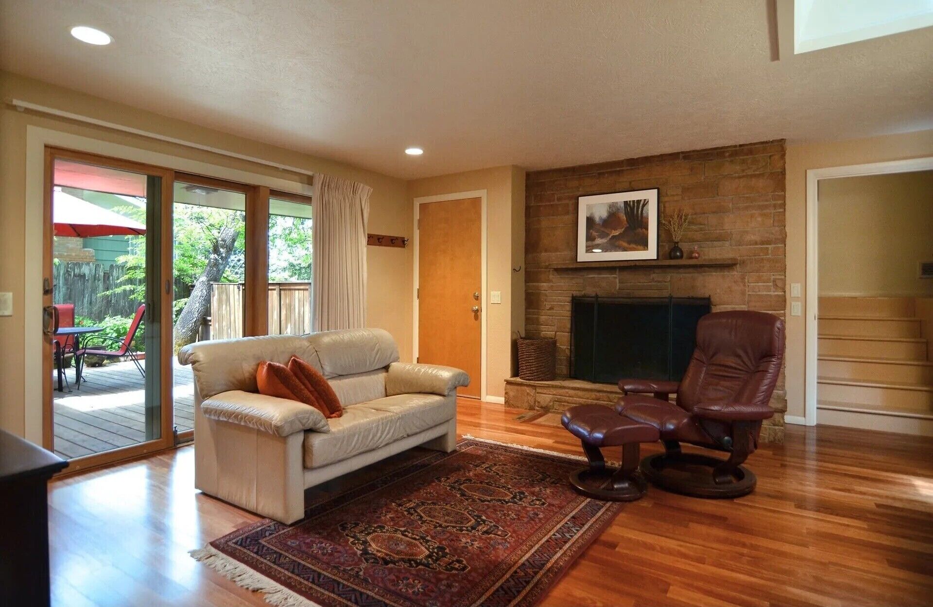 Chimenea, futbolito y libros 