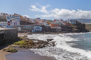 On the beach - Vacation 'Las Velas' with Sea View, Wi-Fi and Air Conditioning (Gáldar)
