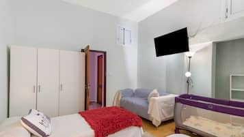 3 slaapkamers, een strijkplank/strijkijzer, gratis wifi, beddengoed