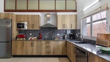 Fridge, microwave, stovetop, dishwasher