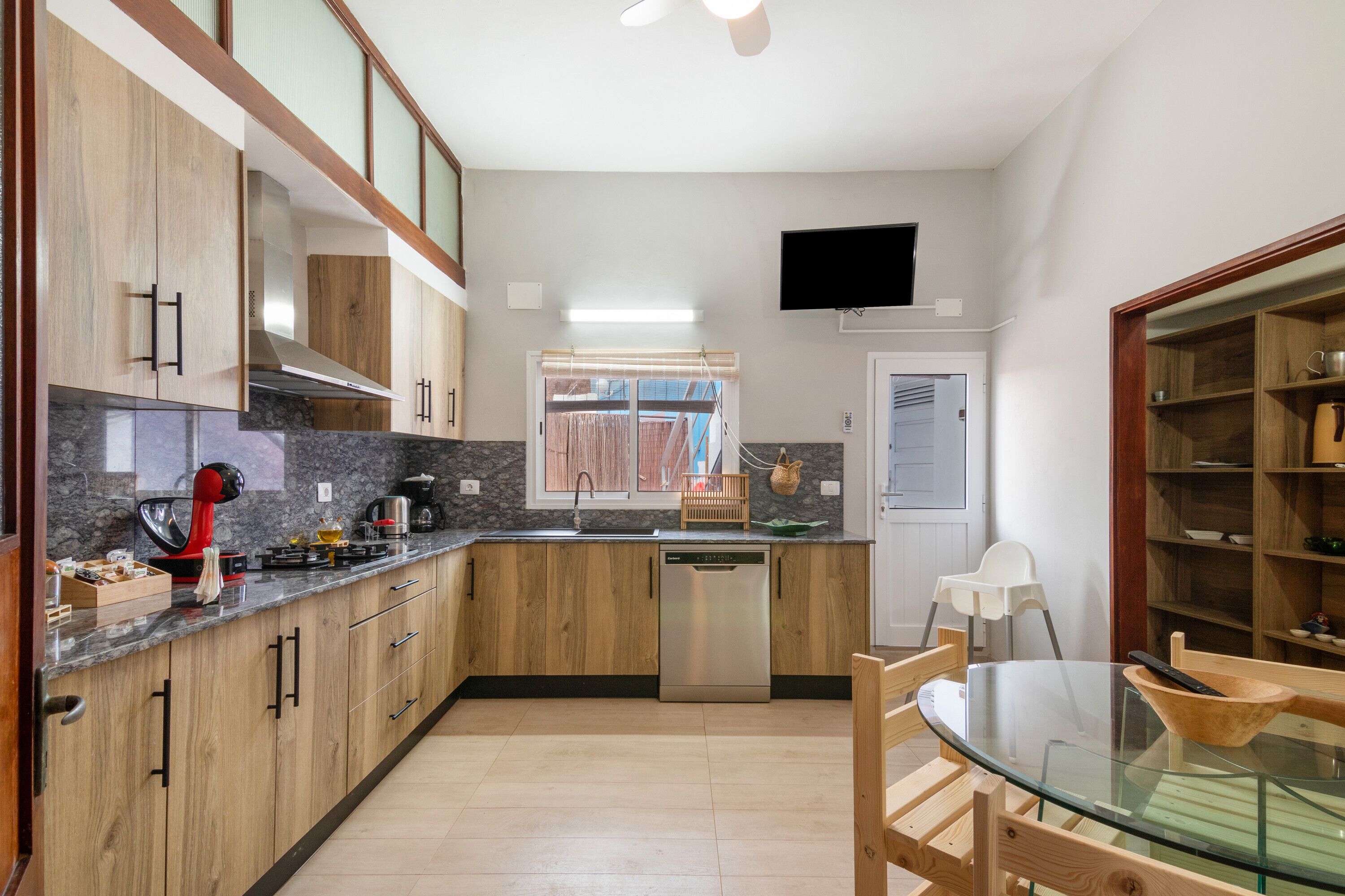 Fridge, microwave, stovetop, dishwasher