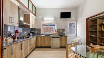 Een koelkast, een magnetron, een kookplaat, een vaatwasser