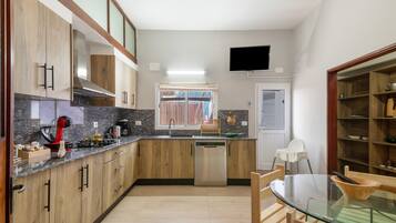 Frigorífico, microondas, placa de cocina y lavavajillas