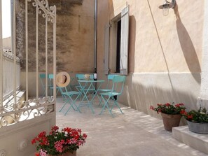Outdoor dining - Country House 'Au Pied De La Montagne' with Mountain View, Wi-Fi and Air Conditioning (Lioux)