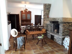 Interior - Country House 'Au Pied De La Montagne' with Mountain View, Wi-Fi and Air Conditioning (Lioux)