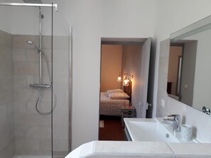 Douche, sĂšche-cheveux, serviettes fournies