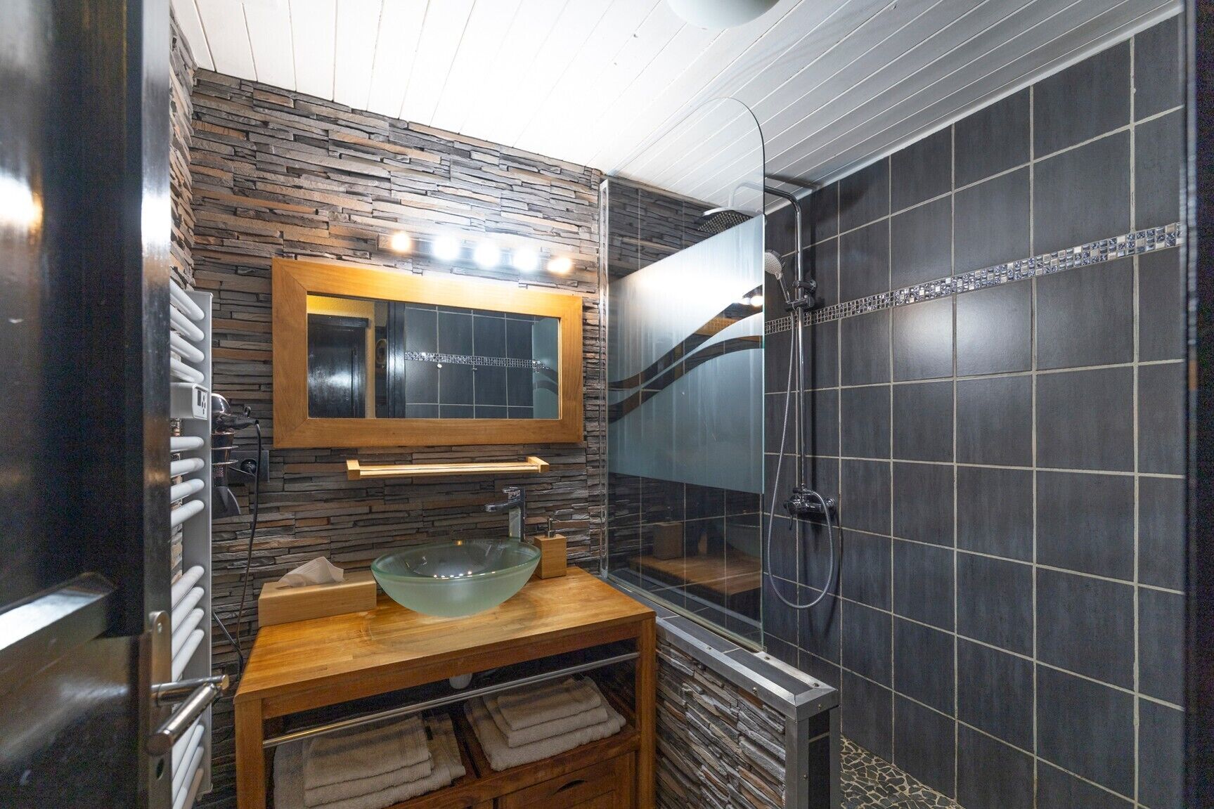 Douche, sèche-cheveux, serviettes fournies