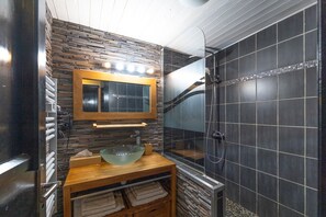 Ducha, secador de pelo y toallas