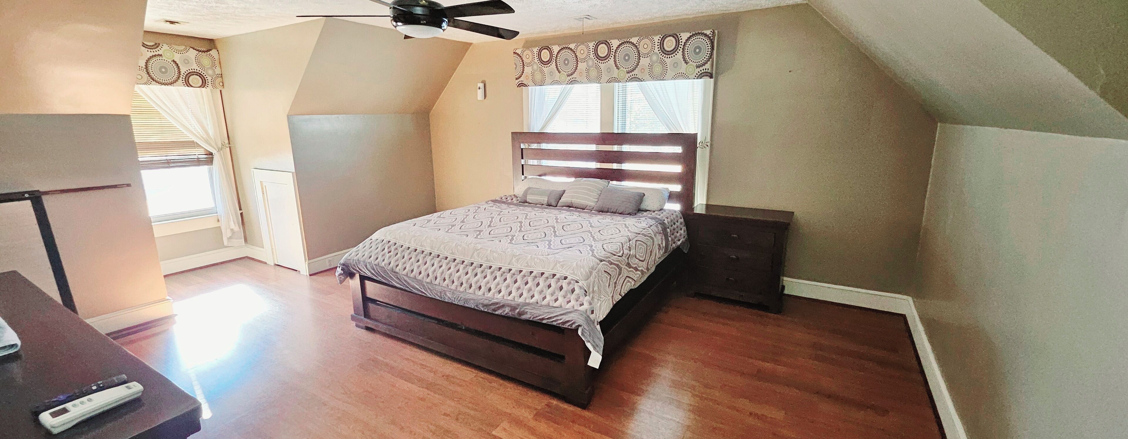 3 多间卧室、办公桌、熨斗/熨衣板、旅行婴儿床