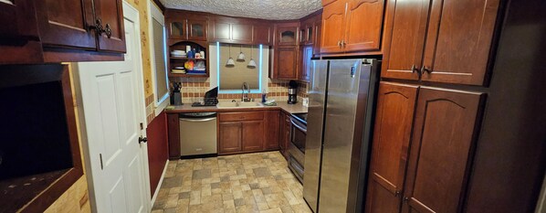 Jääkaappi, mikroaaltouuni, liesi, astianpesukone