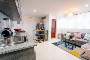 Schreibtisch, Verdunkelungsvorhänge, Bügeleisen/Bügelbrett