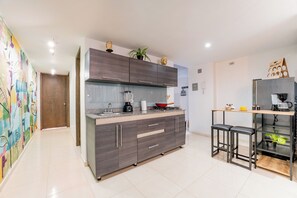 Schreibtisch, Verdunkelungsvorhänge, Bügeleisen/Bügelbrett