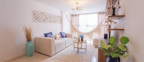 Escritorio, cortinas opacas, tabla de planchar con plancha y wifi gratis