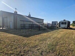 Property grounds - Unique 2BR 5th Wheel Getaway - Horse Ranch Views - Wi-Fi & A/C (Rio Linda)