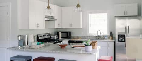 Geladeira, micro-ondas, fogão, cooktop