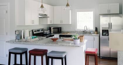 Charming 2-bedroom Guesthouse with WiFi, AC in fabulous Wilmington