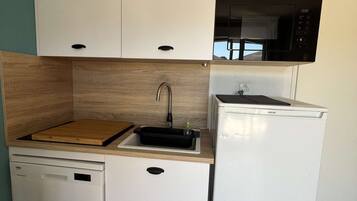 Réfrigérateur, micro-ondes, plaque de cuisson, lave-vaisselle