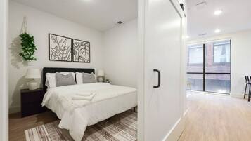 1 dormitorio, escritorio, tabla de planchar con plancha y cuna de viaje