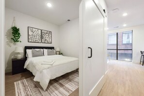 1 makuuhuone, työpöytä, silitysrauta/-lauta, vauvan matkasänky