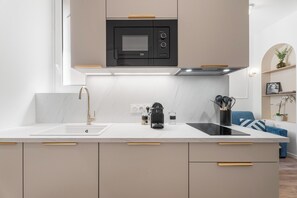 Kylskåp, mikrovågsugn och kaffe- och tebryggare