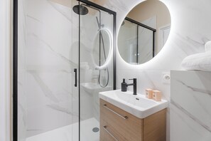 Shower, hair dryer, towels - Studio Bella - Welkeys (Cannes)