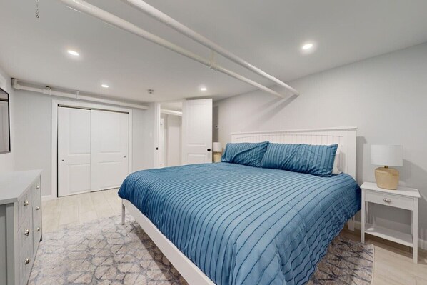 Iron/ironing board, travel cot, WiFi, bed sheets