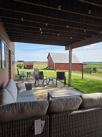屋外ダイニングエリア. Escape to tranquility – your countryside haven, and at times with a horse or two