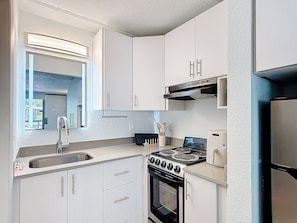 Réfrigérateur, four, plaque de cuisson, cafetière/bouilloire