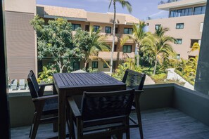 Apartamento Confort, balcón, vistas a la piscina | Balcón