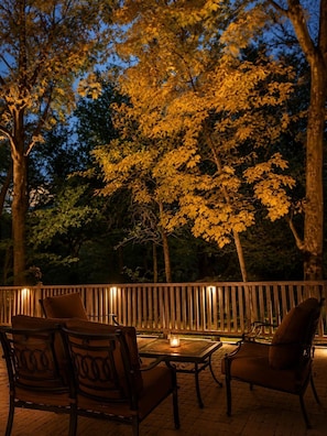 An outdoor seating area with a table and chairs, surrounded by trees with autumn foliage. - Studio w/ Jetted Tub & Fireplace in Sedona (Sedona)