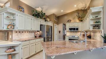 Jääkaappi, mikroaaltouuni, uuni, liesi