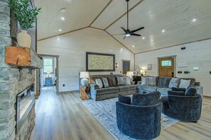 Smart-TV, Kamin, Videospiele, Tischtennisplatte