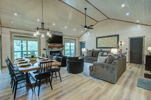 Smart-TV, Kamin, Videospiele, Tischtennisplatte