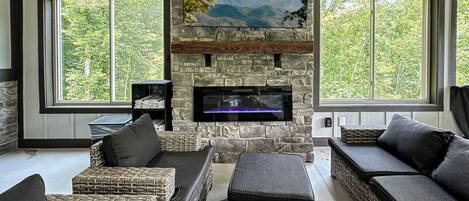 Smart TV, chimenea, videojuegos, mesa de ping pong