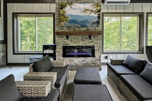 Smart-TV, Kamin, Videospiele, Tischtennisplatte