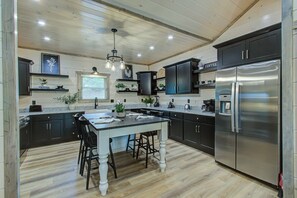 冰箱、微波炉、烤箱、炉灶