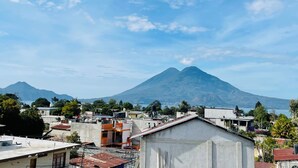 A residential area with a mountain in the background. - hostal bode de lago rooms  #3 (Panajachel)