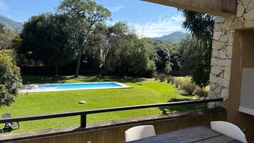 Departamento, 2 habitaciones, para fumadores, balcón | Alberca | Alberca al aire libre