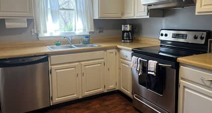 Charming 2-bedroom condo off Lumpkin
