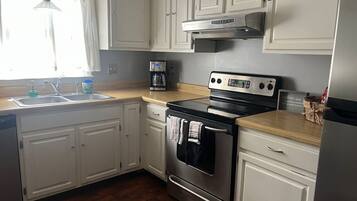 Fridge, oven, stovetop, dishwasher