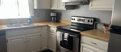 Een koelkast, een oven, een kookplaat, een vaatwasser