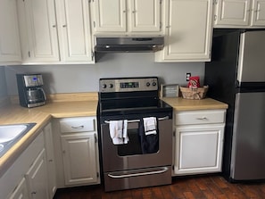 Fridge, oven, stovetop, dishwasher - Quiet Condo off Lumpkin/Perfect Gameday Haven (Athens)