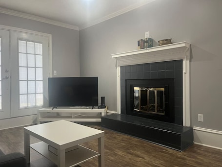 TV, fireplace. Quiet Condo off Lumpkin/Perfect Gameday Haven