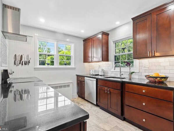 Microwave, oven, stovetop, dishwasher - Entire 4 BR Home for Your Holiday Celebration (Wilmington)