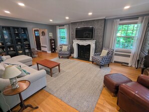 Smart TV, fireplace - Entire 4 BR Home for Your Holiday Celebration (Wilmington)